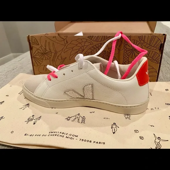 Veja sneakers size 5 in big kids. Fits like a women’s 6 Never worn Still in box. - Picture 3 of 6